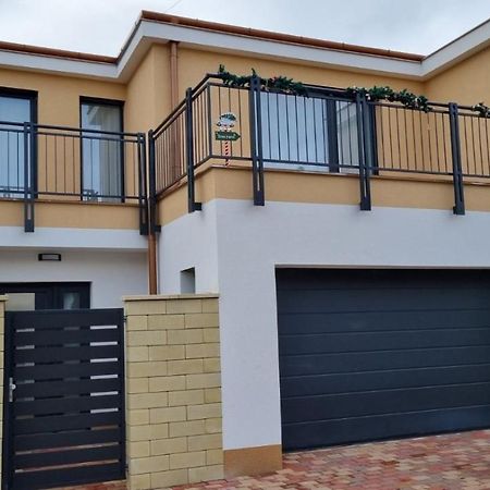 Appartement Sarkcsillag Teljes Csaladihaz- Star Complete Family House à Szeged Extérieur photo