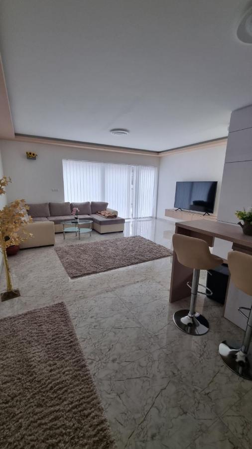 Appartement Sarkcsillag Teljes Csaladihaz- Star Complete Family House à Szeged Extérieur photo