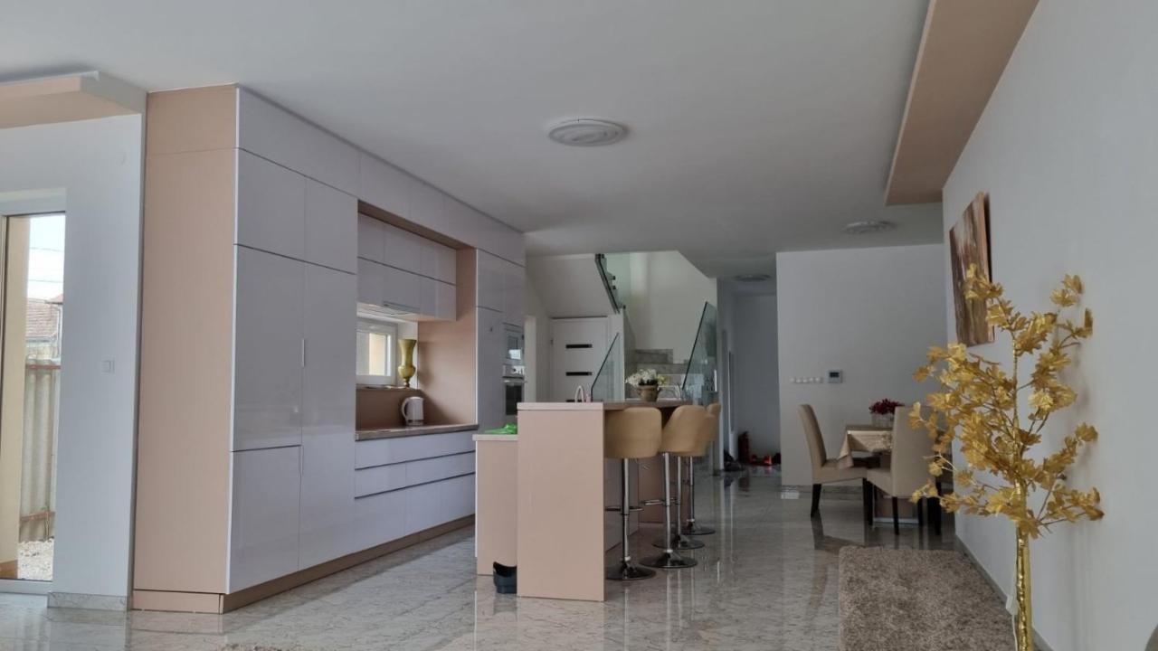 Appartement Sarkcsillag Teljes Csaladihaz- Star Complete Family House à Szeged Extérieur photo