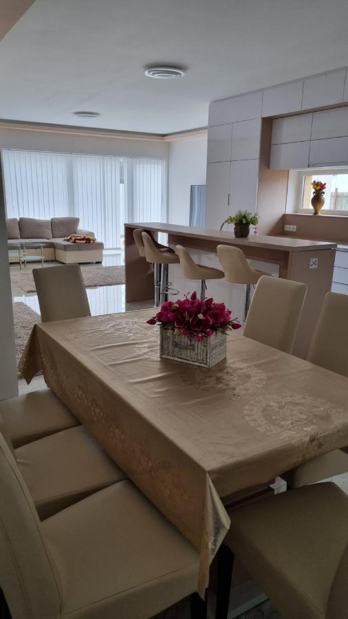Appartement Sarkcsillag Teljes Csaladihaz- Star Complete Family House à Szeged Extérieur photo