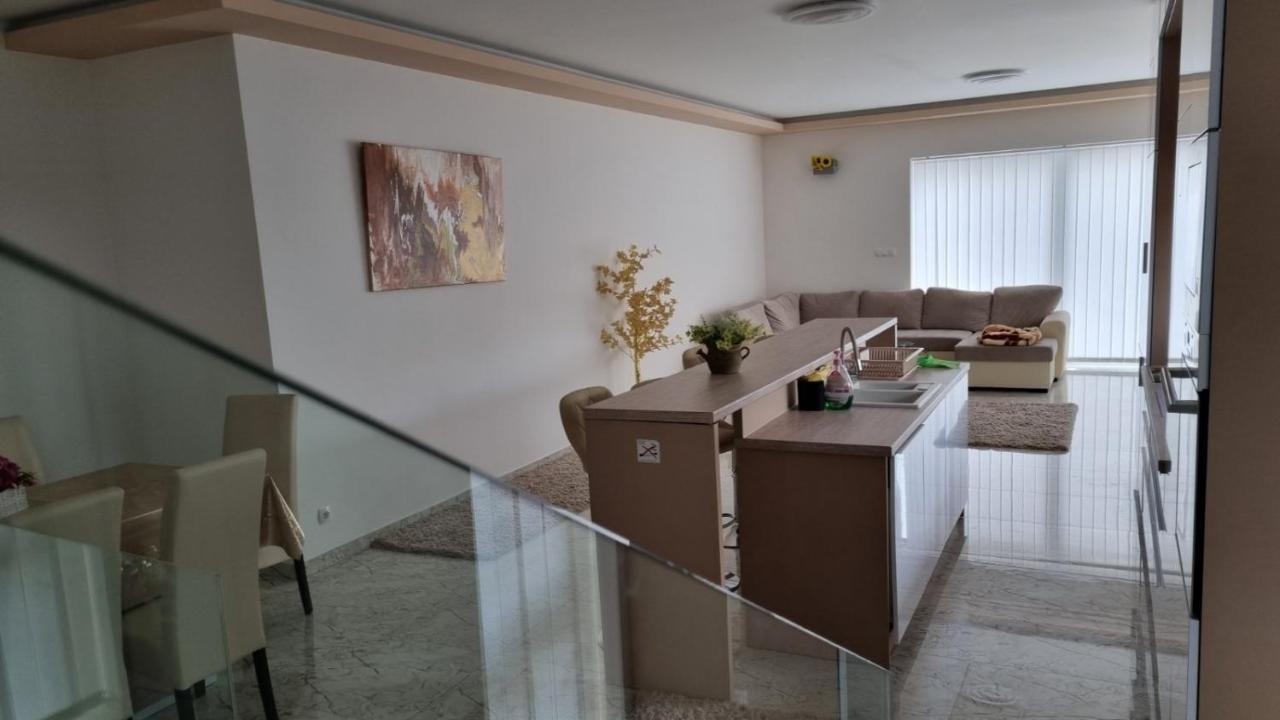 Appartement Sarkcsillag Teljes Csaladihaz- Star Complete Family House à Szeged Extérieur photo