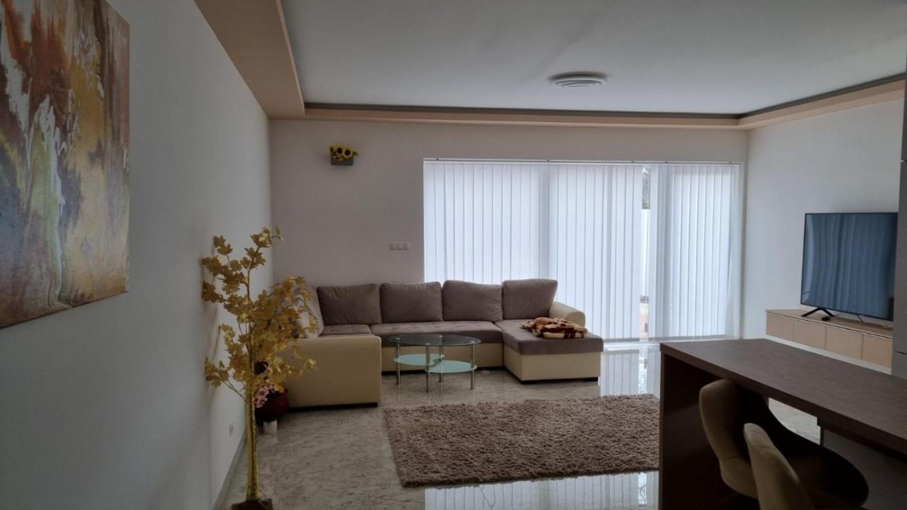 Appartement Sarkcsillag Teljes Csaladihaz- Star Complete Family House à Szeged Extérieur photo