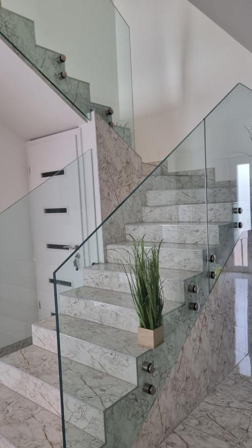 Appartement Sarkcsillag Teljes Csaladihaz- Star Complete Family House à Szeged Extérieur photo