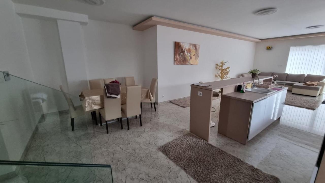 Appartement Sarkcsillag Teljes Csaladihaz- Star Complete Family House à Szeged Extérieur photo