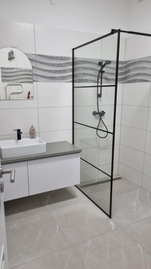 Appartement Sarkcsillag Teljes Csaladihaz- Star Complete Family House à Szeged Extérieur photo