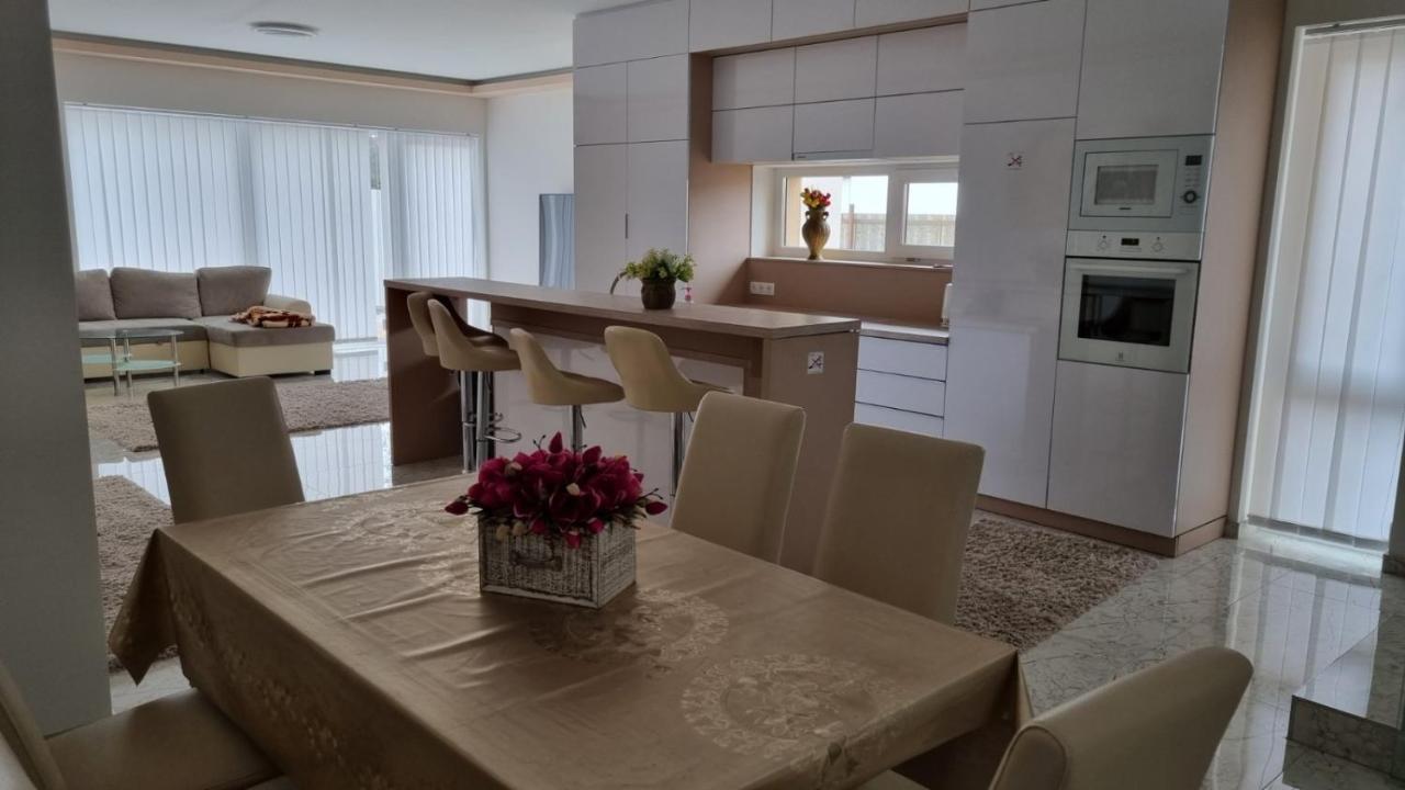 Appartement Sarkcsillag Teljes Csaladihaz- Star Complete Family House à Szeged Extérieur photo